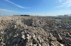 白峰街道半山宁波港外危险货物集装箱场站项目的中强风化层石方（具体以工程量估算报告为准）以及位于宁波市北仑区郭巨街道碧兰咀堆场的土石方