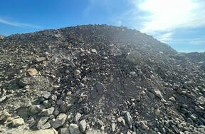 白峰街道半山宁波港外危险货物集装箱场站项目的中强风化层石方以及北仑区郭巨街道碧兰咀堆场的土石方